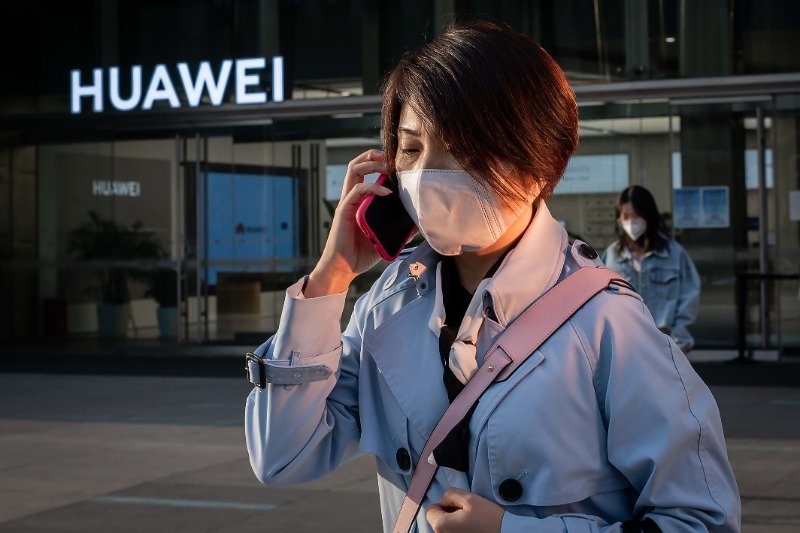 Huawei Company Donates Coronavirus Face Masks to France and Canada