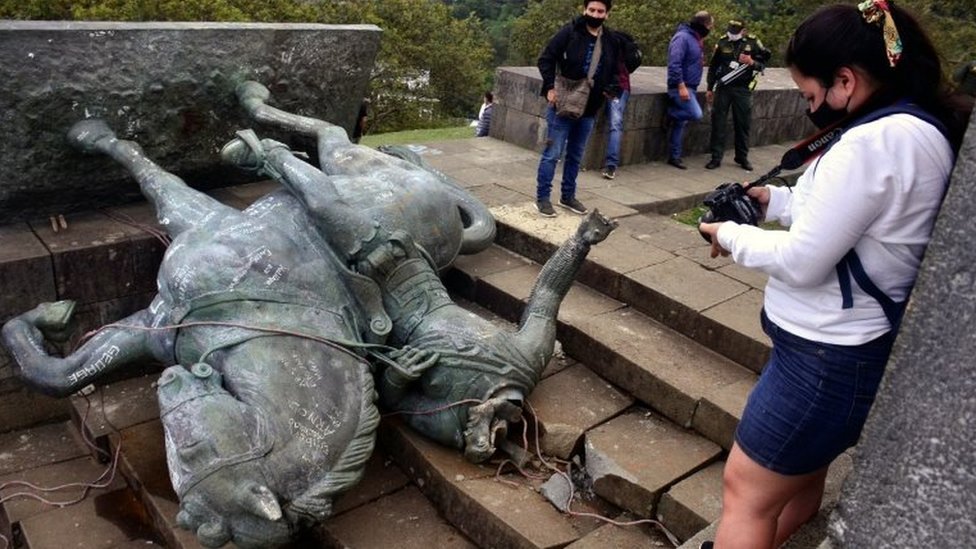 Colombia: Indigenous Protesters Topple Statue Of Conquistador