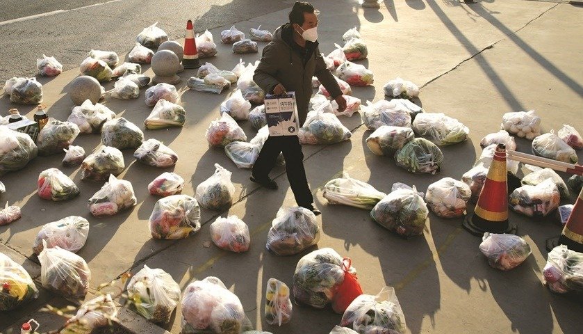 China: Xi'an residents in lockdown trade for food amid shortage