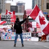 Police in Canada on last-ditch effort to apprehend bridge protesters