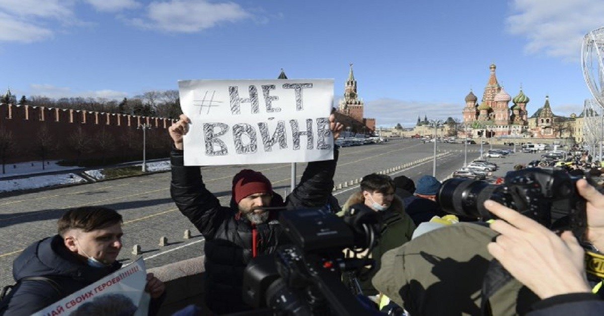 Russians protesting against war