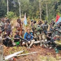 Rebels in Papua New Guinea with abducted New Zealand Pilot