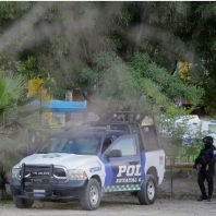 Mexican resort gunmen kill seven, including child