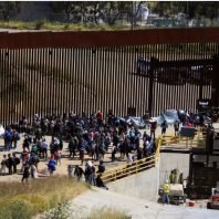 Hundreds of migrants gather along US-Mexico border as COVID-19 restriction ends