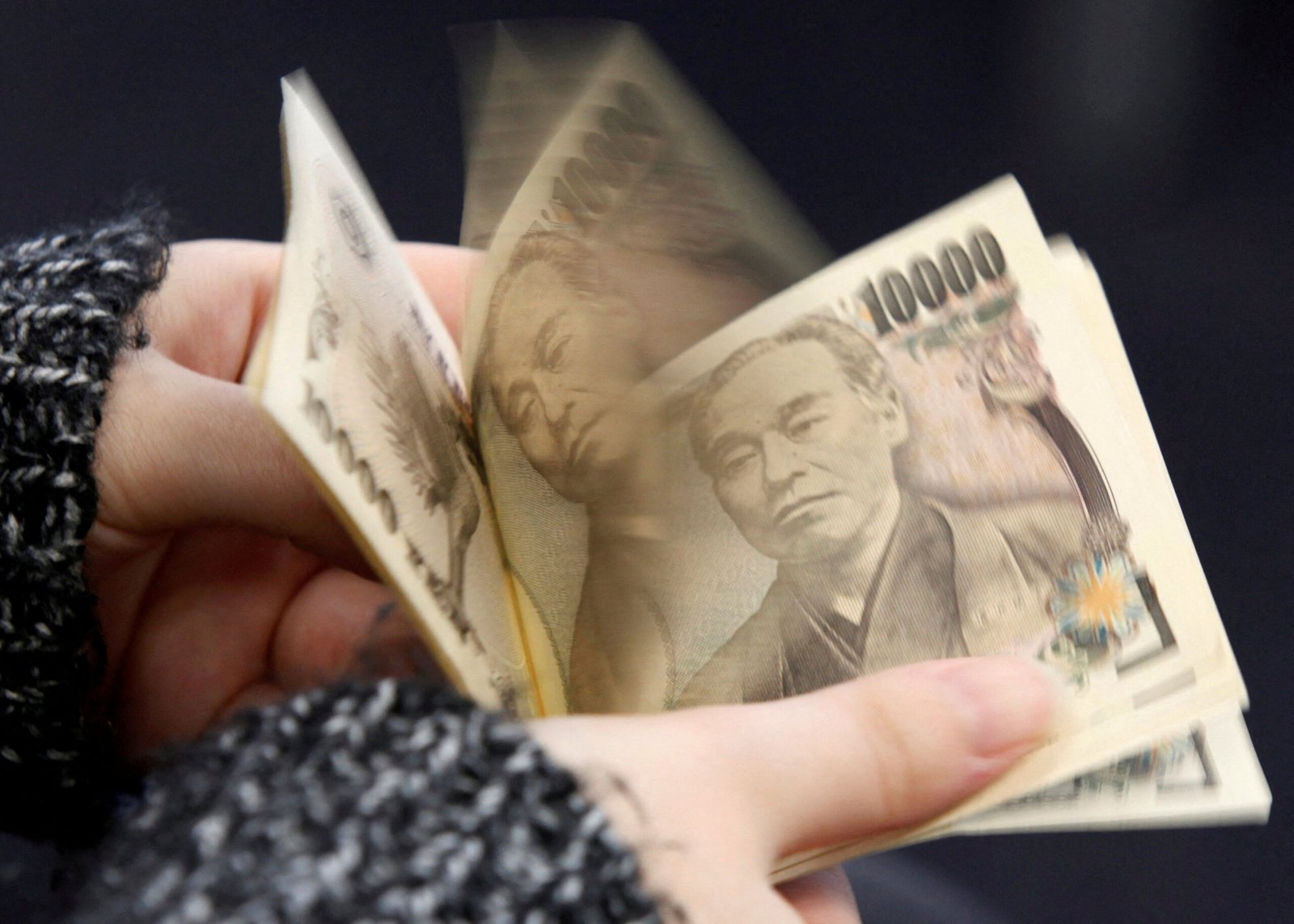 yen-pressured-as-traders-wait-on-policy-decisions