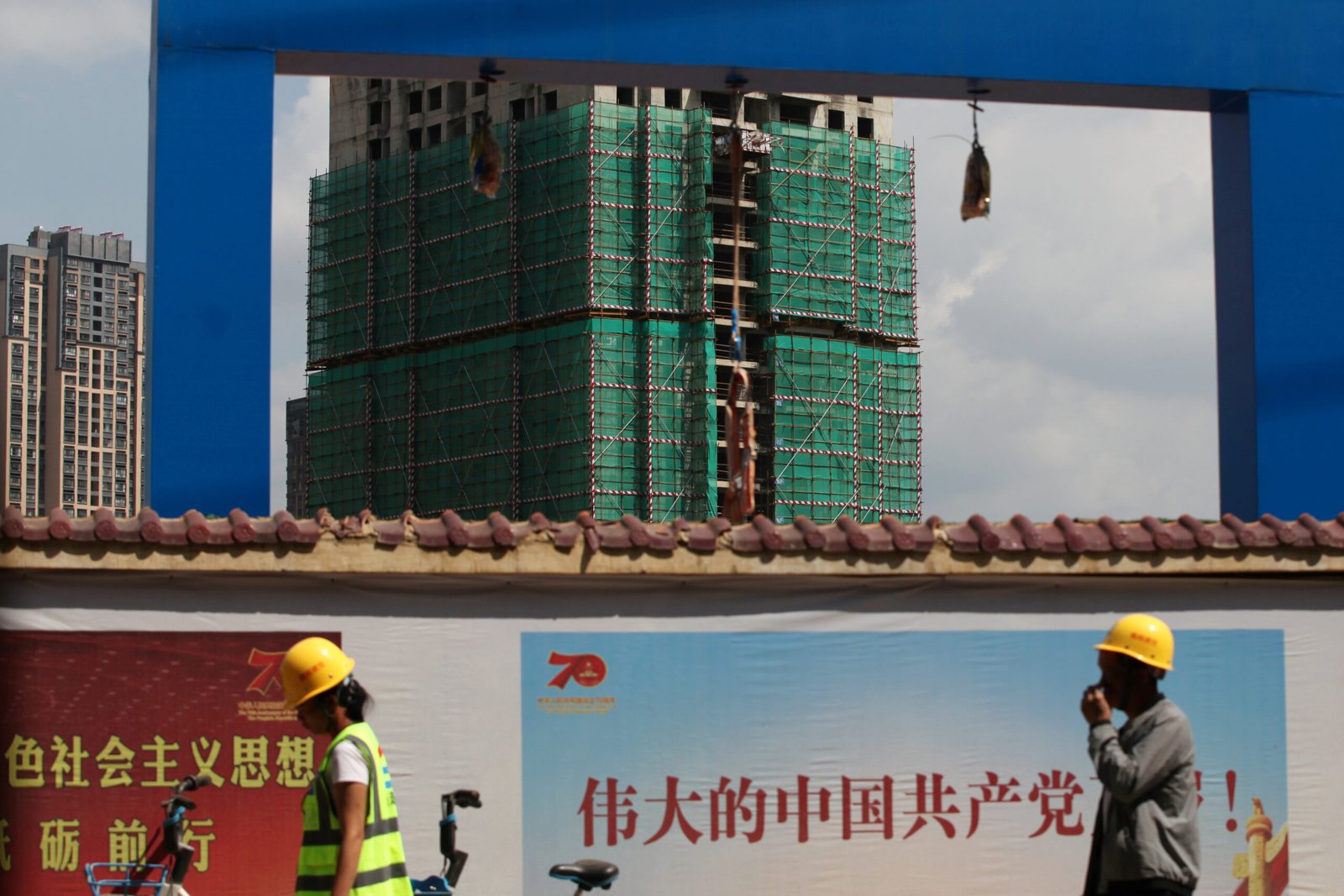 china-property-developers’-shares,-bonds-slump-as-sector-worries-deepen