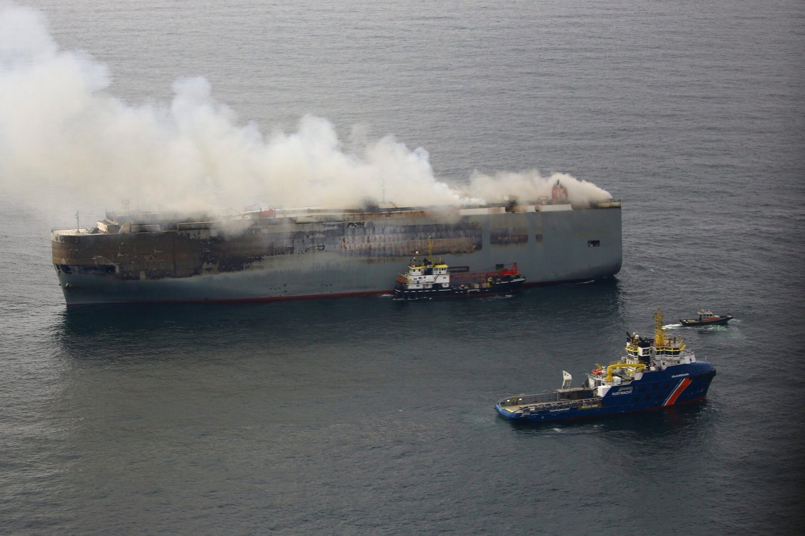 burning-car-carrier-towed-to-temporary-location-off-dutch-coast