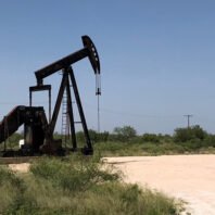 us-energy-firm-payouts-to-oil-investors-top-exploration-spending-for-first-time