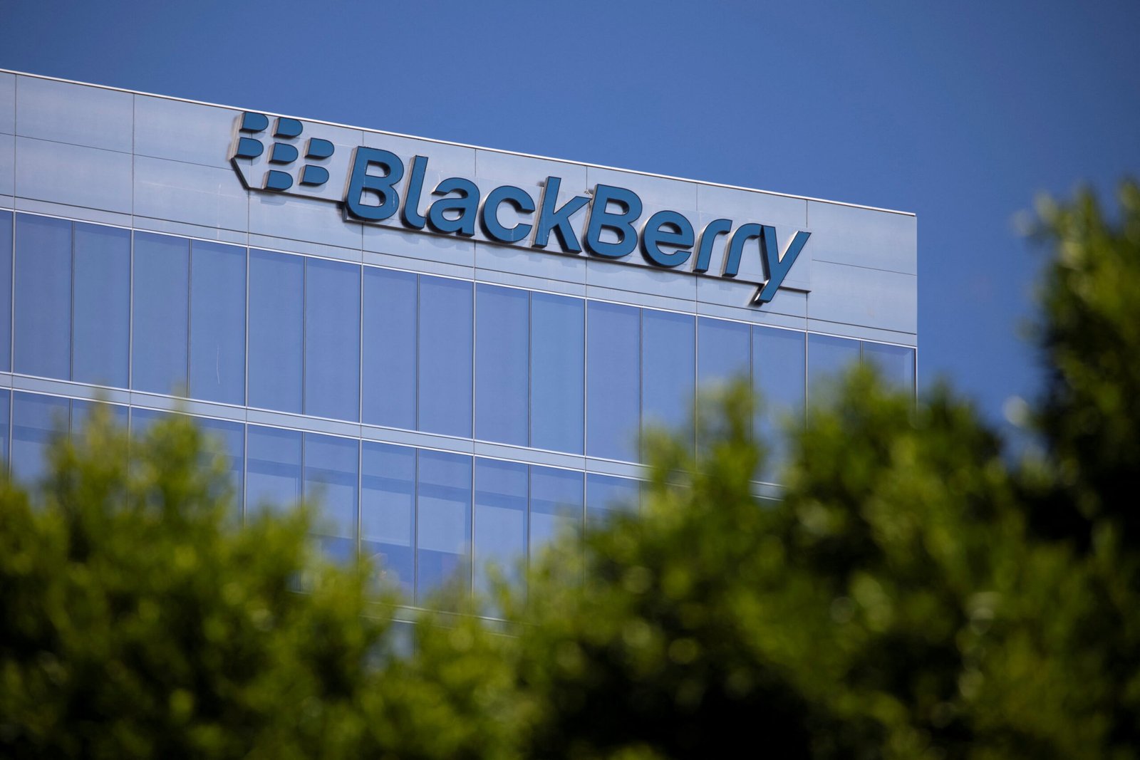 private-equity-firm-veritas-makes-a-takeover-offer-for-blackberry,-source-says