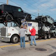 uaw-strike-against-automakers-enters-third-day,-no-resolution-seen