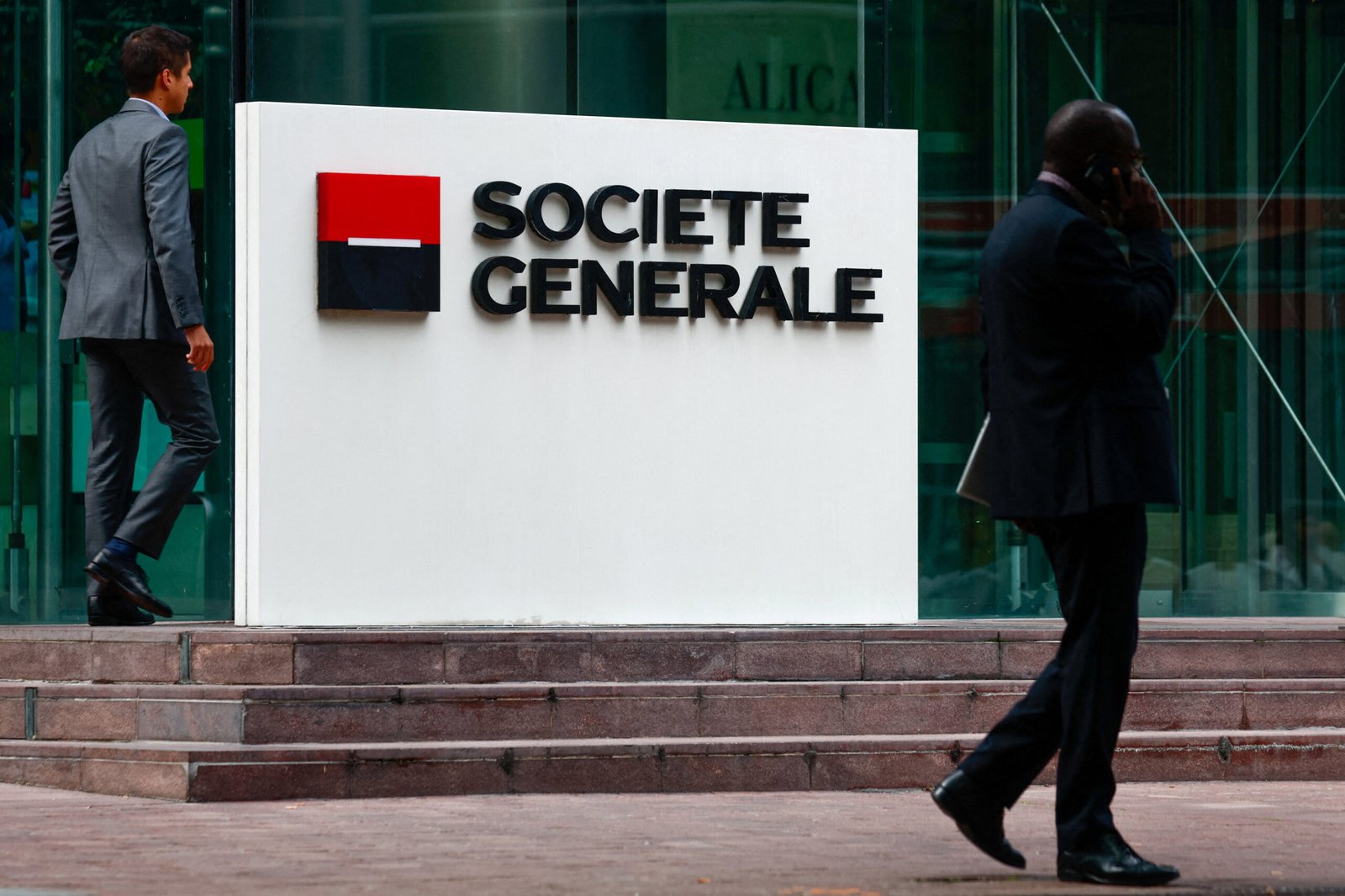 socgen-shares-tumble-after-new-strategy-sees-little-growth