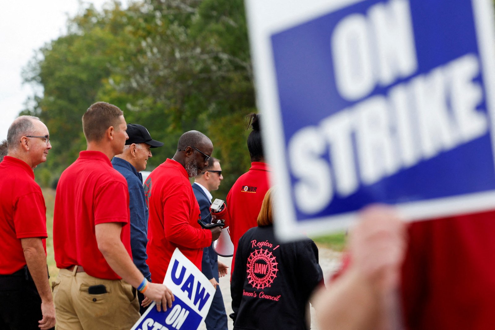 uaw-workers-and-mack-trucks-reach-deal-to-avoid-strike