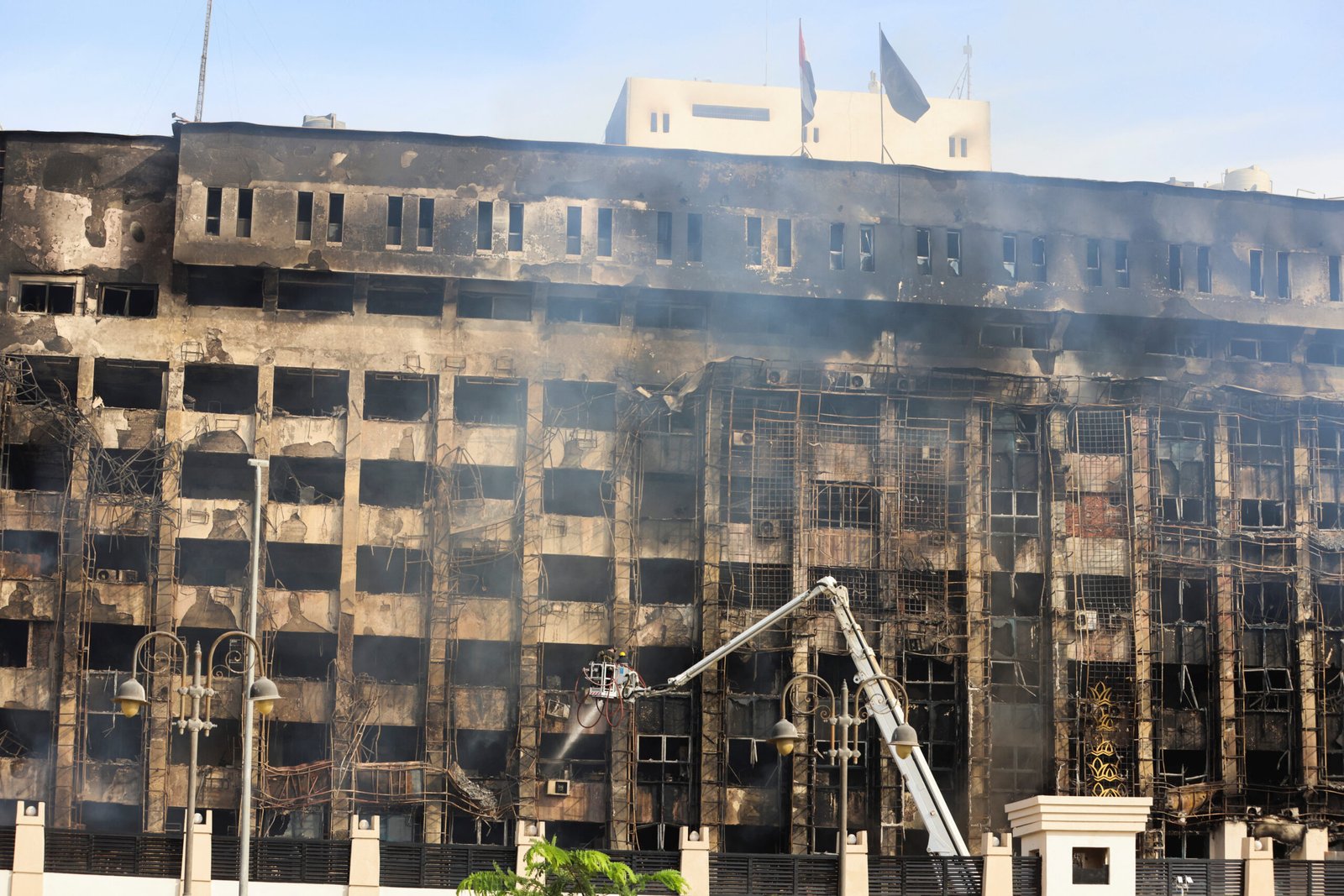 fire-engulfs-police-facility-in-egypt’s-ismailia,-25-hurt
