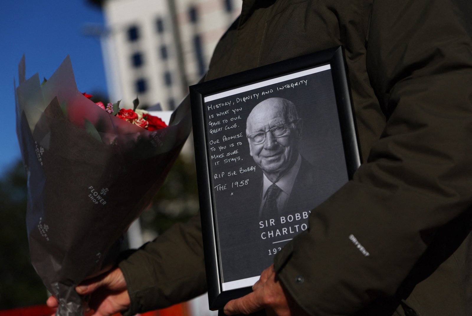 fans-pay-tribute-to-bobby-charlton-at-old-trafford