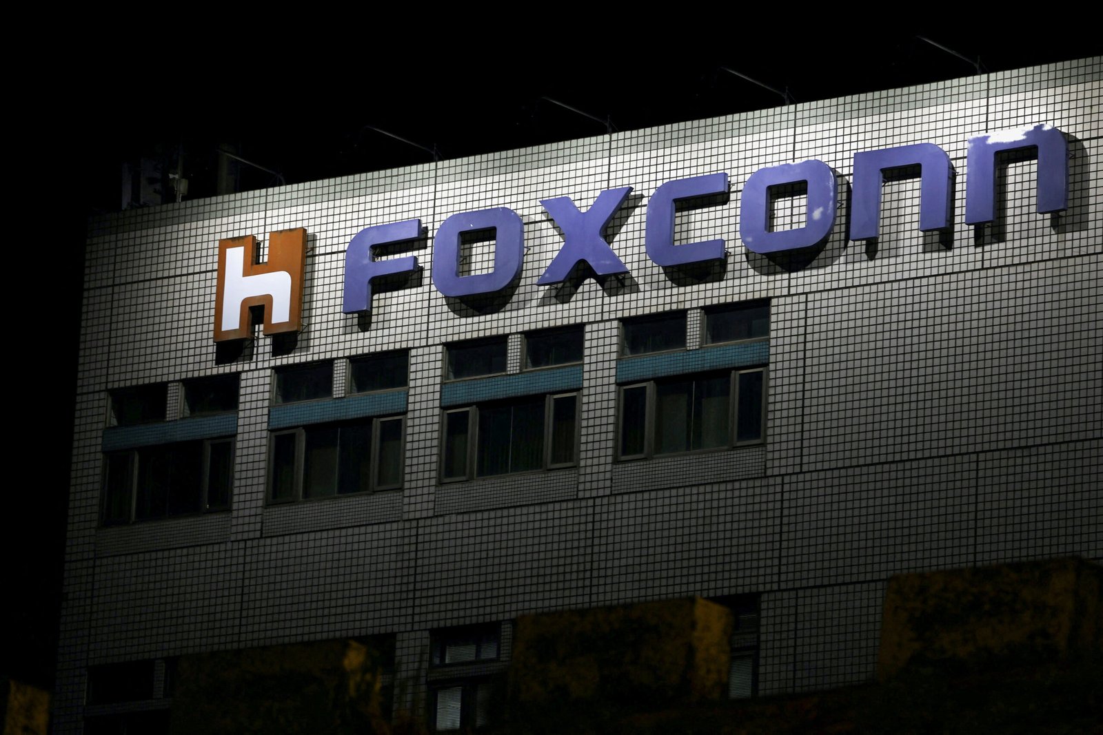 taiwan-frontrunner-assails-china-as-foxconn-probe-becomes-election-issue