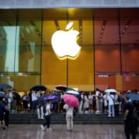 apple-holiday-forecast-misses-expectations,-shares-slip