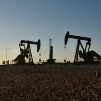 oil-dives-3%-to-lowest-since-july-on-demand-worry,-strong-dollar